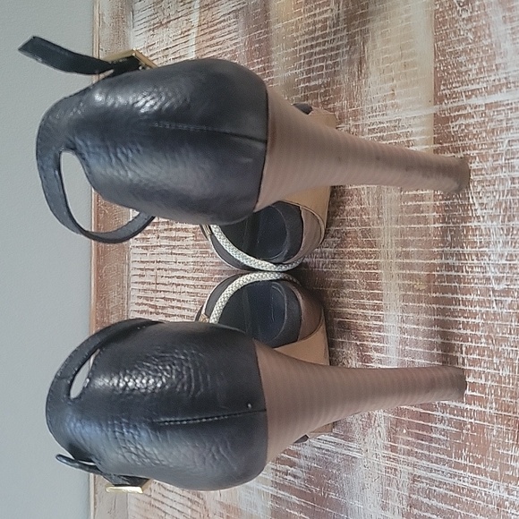 Tory Burch Black and Gold Heels with Elegant T-Strap‎ Size 7 - Picture 7 of 16